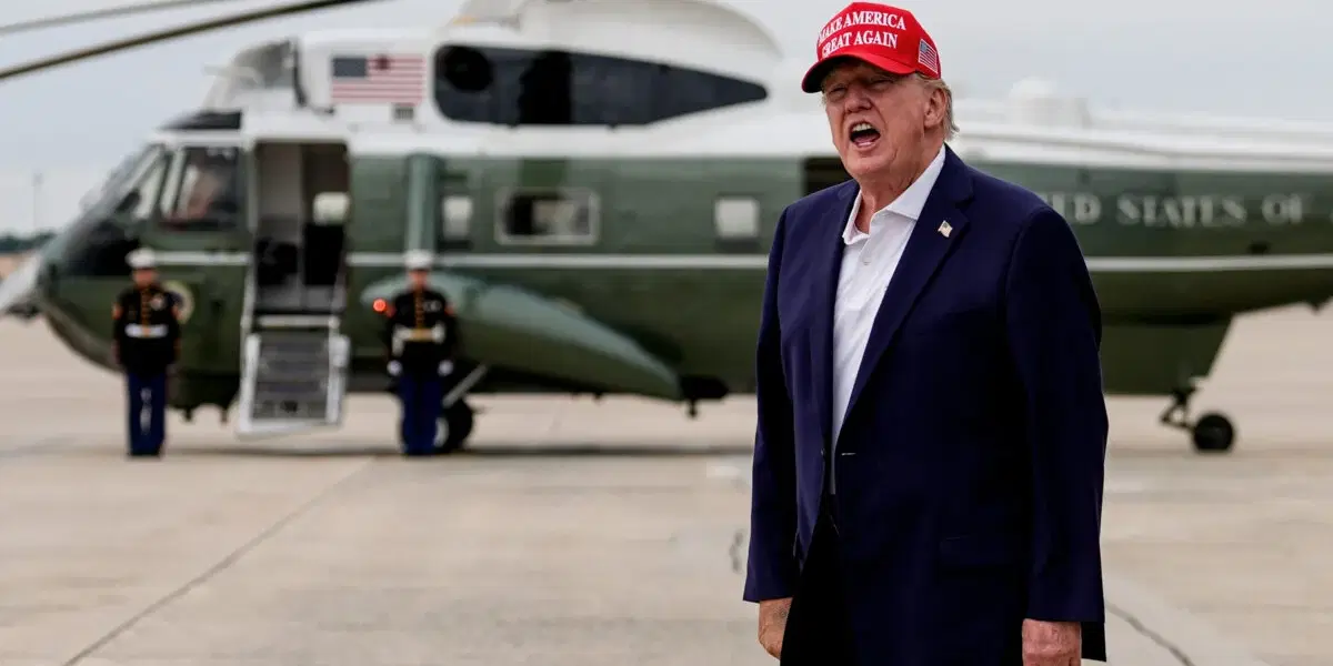 USA:s president Donald Trump på Andrews Air Force Base i Maryland på söndagen.