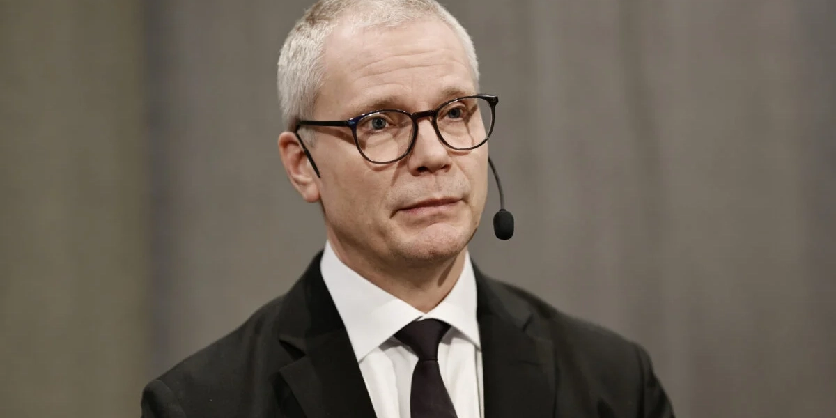 Vice riksbankschef Göran Hjelm varnar för att kriget i Mellanöstern kan leda till stora räntehöjningar. Arkivbild.