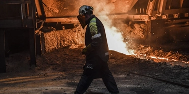 Arbetsgivarna vill bromsa lönerna, bland annat här vid ståltillverkningen vid SSAB:s fabrik i Oxelösund. Arkivbild.