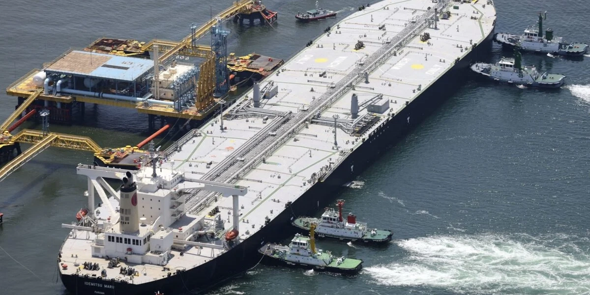 Den japanska oljetankern Idemitsu Maru tog sig i våras ut från Persiska viken genom Hormuzsundet, trots risken att skadas av minor eller beskjutning från Iran. Arkivbild