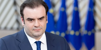 Eurogruppens ordförande Kyriakos Pierrakakis på väg in till ett möte med euroländernas finansministrar i maj. Arkivbild.