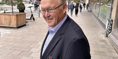 Förre statsministern Göran Persson (S) på väg ut från Socialdemokraternas partihögkvarter på Sveavägen i Stockholm.