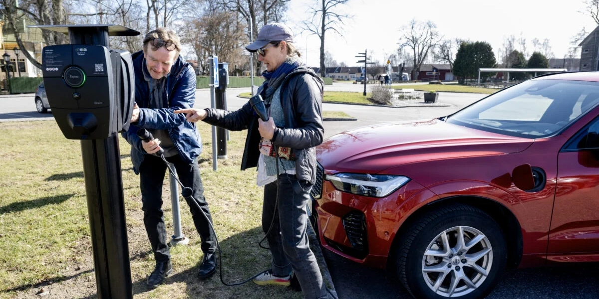 Elbilspremien, elbil vid en laddstolpe