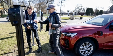 Elbilspremien, elbil vid en laddstolpe