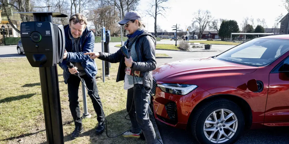 Elbilspremien, elbil vid en laddstolpe