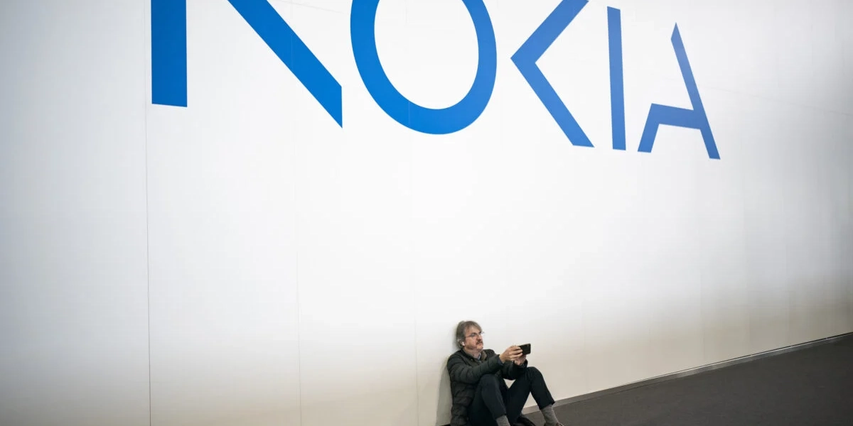 Nokia nobbar Incoax, vars aktie rasar. Arkivbild