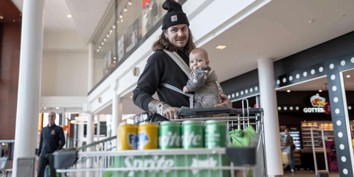 Norrmannen Tomas Røneid med dottern Signe fyller shoppingvagnen i Strömstad. Arkivbild.