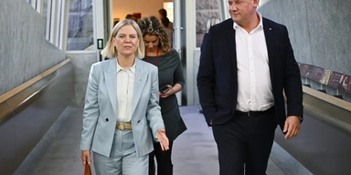 Socialdemokraternas partiledare Magdalena Andersson (S) och partisekreterare Tobias Baudin (S) i riksdagen i veckan.