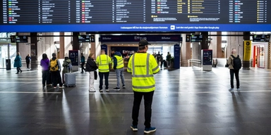 Strejkvakter på Oslo S sedan strejken brutit ut.