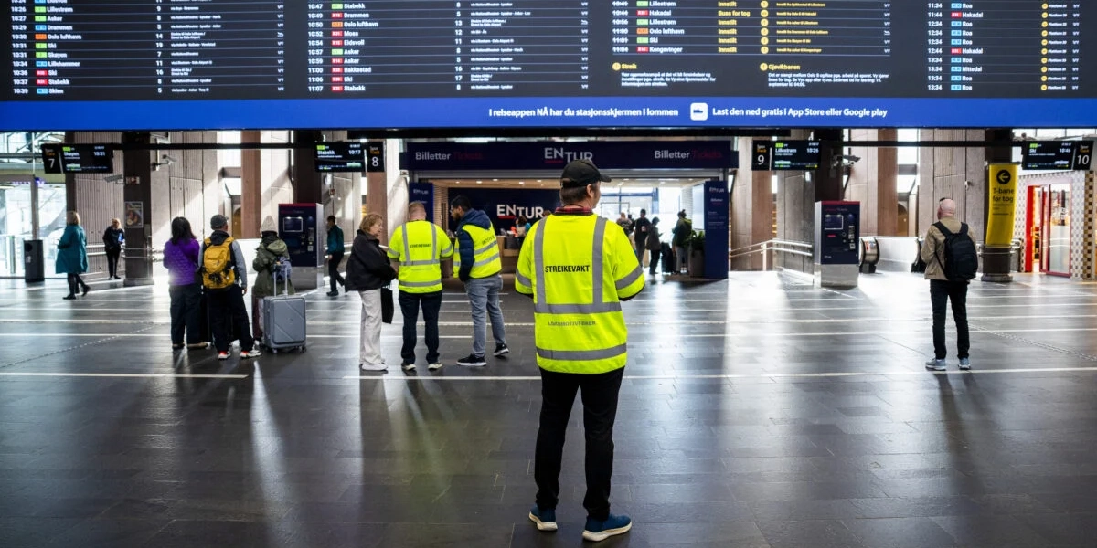 Strejkvakter på Oslo S sedan strejken brutit ut.