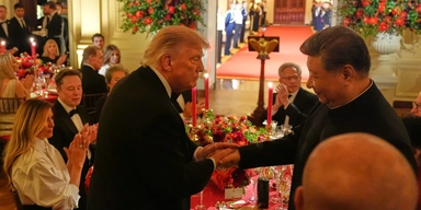 USA:s president Donald Trump skakar Kinas president Xi Jinpings hand. I bakgrunden syns bland andra Melania Trump, Elon Musk och Nvidias Jensen Huang.