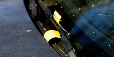 Boende i Uppsala lyckades riva upp kommunens beslut om nya parkeringsavgifter, men i hela landet blir det allt svårare och dyrare att parkera på grund av nya regler och dolda avgifter. (Foto: Adam Ihse/TT)