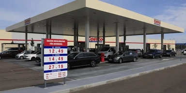 Rollerna har bytts om vid macken – dieselns högre literpris jämfört med bensin sätter ny press på plånboken för landets bilister, visar siffrorna på displayen. (Foto: Andreas Hillergren/TT)