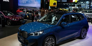 BMW visar upp en av sina modeller i anslutning till bilmässan i Peking tidigare i år.