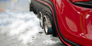 Nya förslag om höjd fordonsskatt och ändrade miljözoner kan leda till ökade kostnader för landets bilägare framöver. (Foto: Canva)
