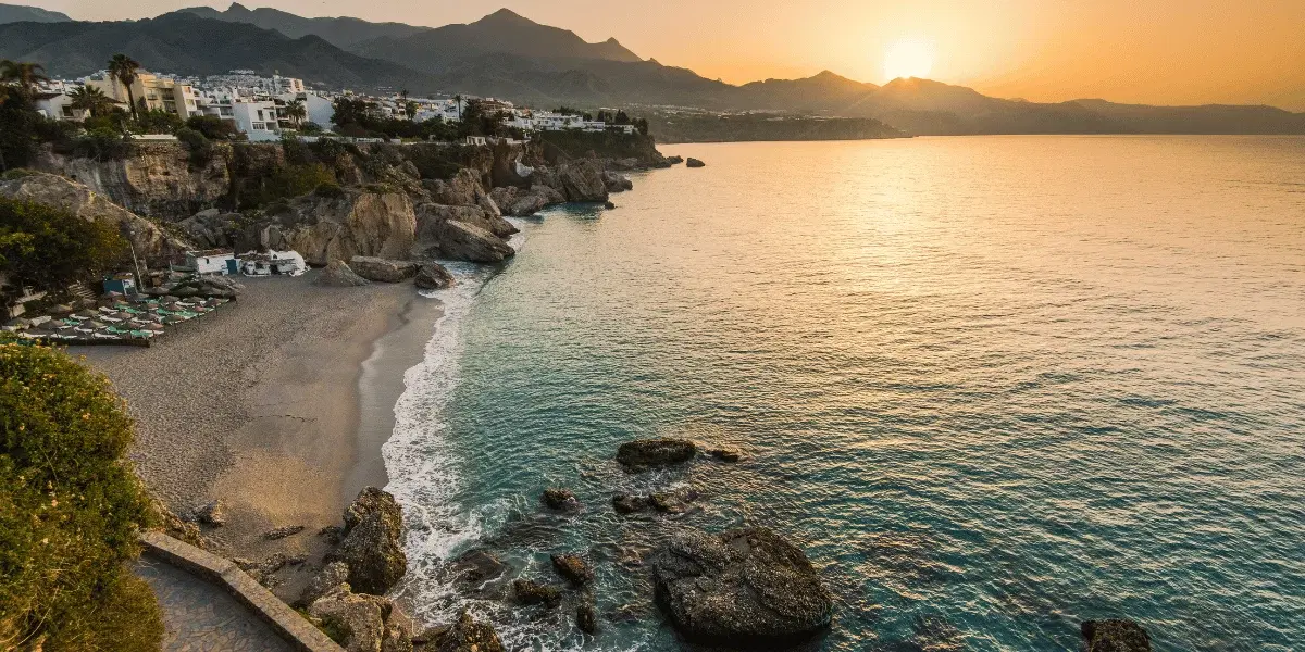 Du kan spendera några vintermånader här i Nerja, Spanien om du hyr ut din bostad i Sverige. (Foto: Canva)