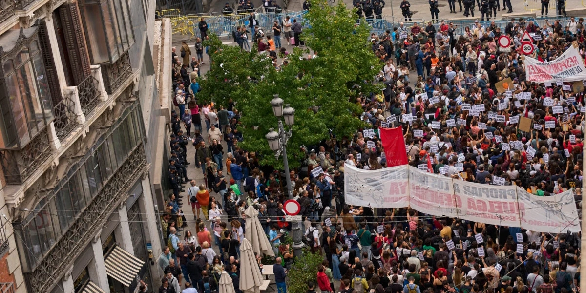 Demonstranter utanför parlamentet i Madrid på fredagen.