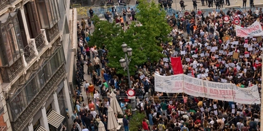 Demonstranter utanför parlamentet i Madrid på fredagen.
