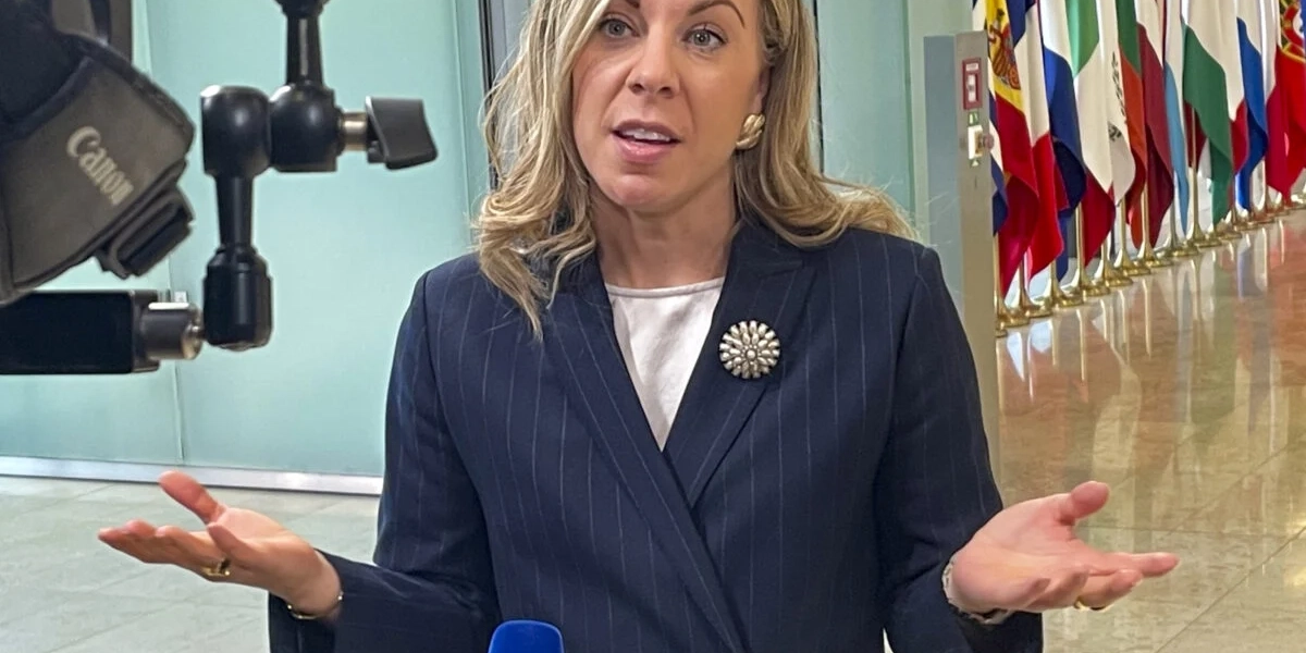 EU-minister Jessica Rosencrantz på väg in till tisdagens EU-möte i Luxemburg.