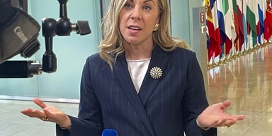 EU-minister Jessica Rosencrantz på väg in till tisdagens EU-möte i Luxemburg.