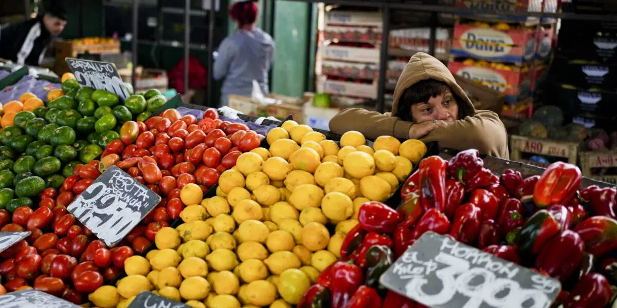 IMF skruvar på både tillväxt- och inflationsprognoserna i ny rapport i samband med ett höstmöte i Bangkok, Thailand. Arkivbild