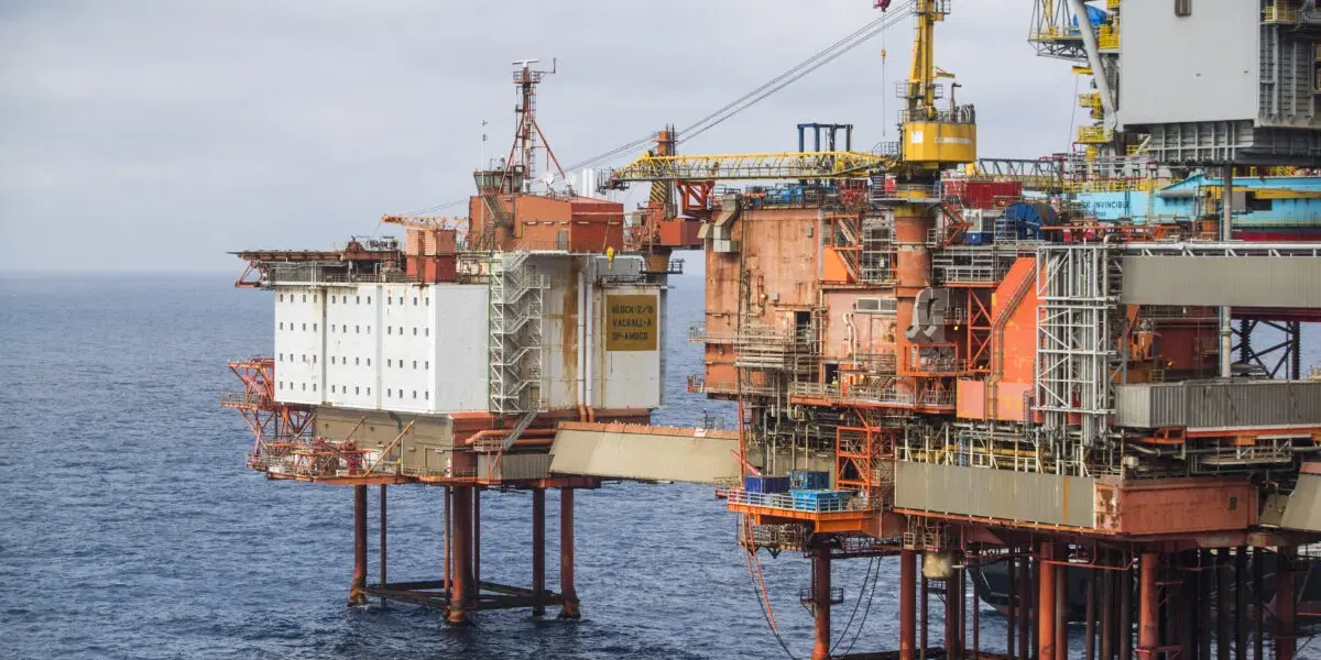 På bilden syns delar av Aker BP:s plattform Valhall i Nordsjön med den nedlagda hotellriggen till vänster. Arkivbild.