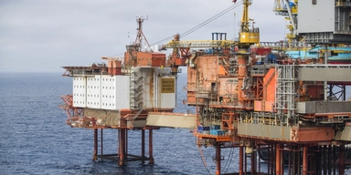 På bilden syns delar av Aker BP:s plattform Valhall i Nordsjön med den nedlagda hotellriggen till vänster. Arkivbild.