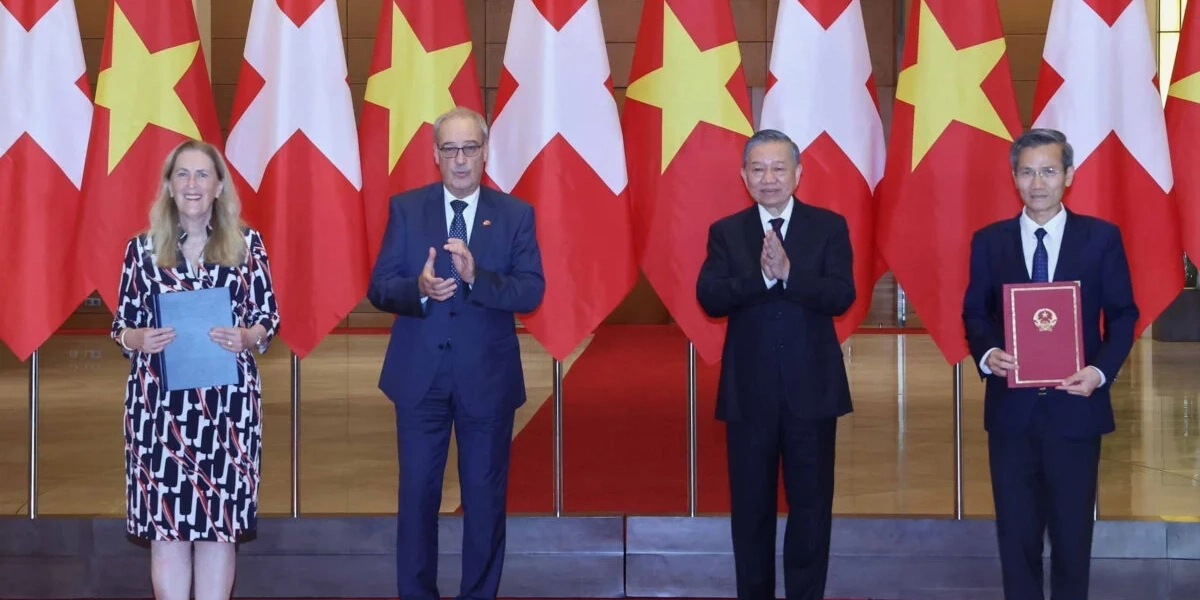 Schweiz president Guy Parmelin, tvåa från vänster, och Vietnams president To Lam, andre person från höger, under en ceremoni i Hanoi i helgen.