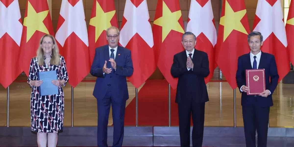 Schweiz president Guy Parmelin, tvåa från vänster, och Vietnams president To Lam, andre person från höger, under en ceremoni i Hanoi i helgen.