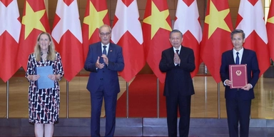 Schweiz president Guy Parmelin, tvåa från vänster, och Vietnams president To Lam, andre person från höger, under en ceremoni i Hanoi i helgen.