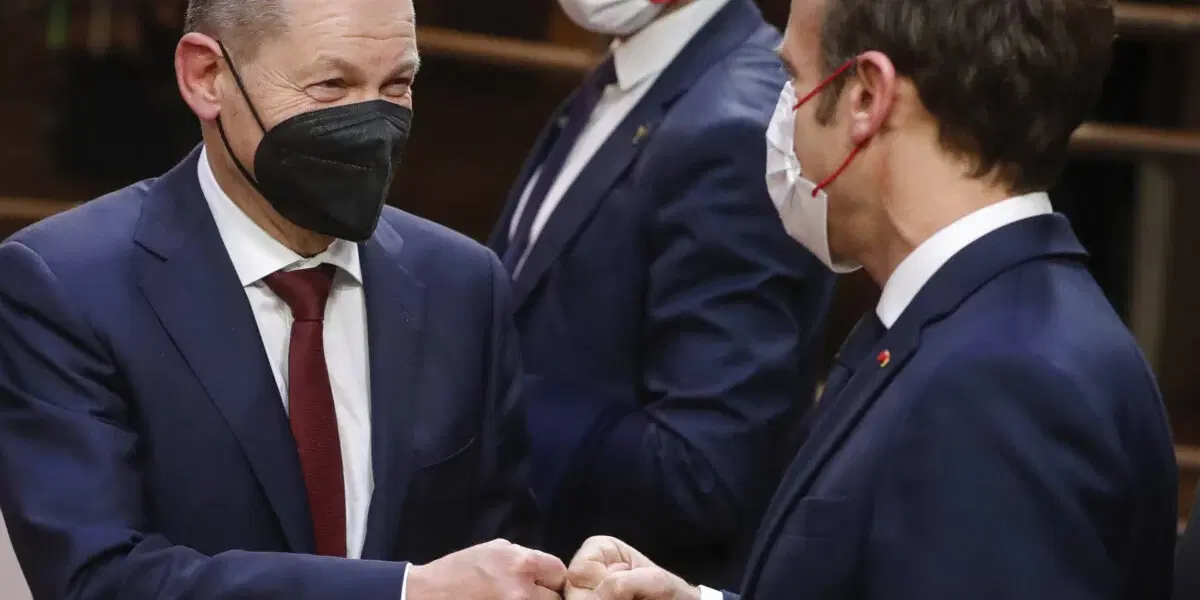 Tysklands dåvarande förbundskansler Olaf Scholz och Frankrikes president Emmanuel Macron under ett EU-toppmöte under coronapandemin 2021. Arkivbild.