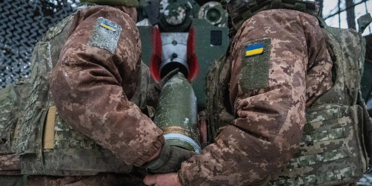 Ukrainska soldater laddar en artillerigranat. Arkivbild.