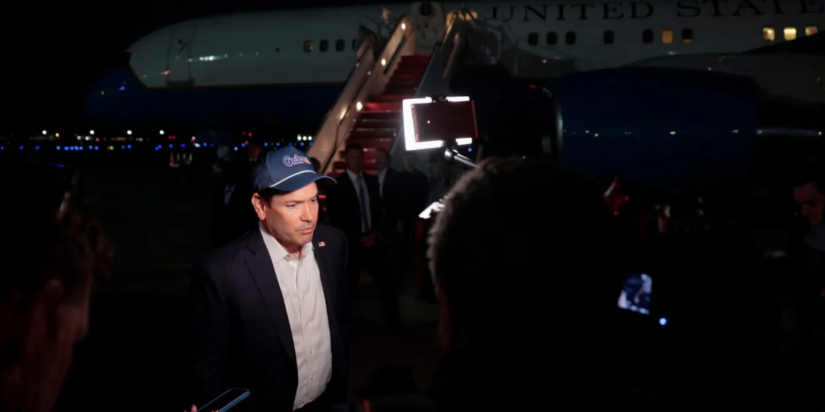 USA:s utrikesminister Marco Rubio möter pressen.