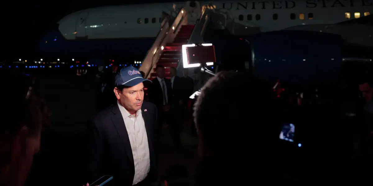 USA:s utrikesminister Marco Rubio möter pressen.