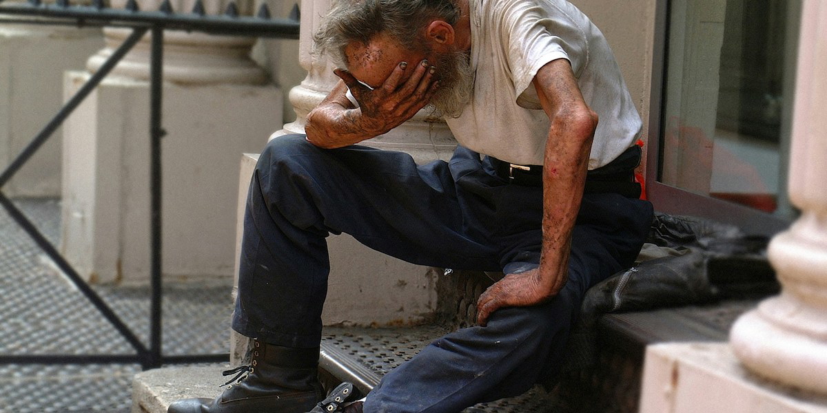 En man som mår dåligt sitter på en trappa. I USA har forskare räknat ut hur mycket psykisk ohälsa kostar samhället och de har inte bara räknat med inkomstförlust och kostnader för behandling