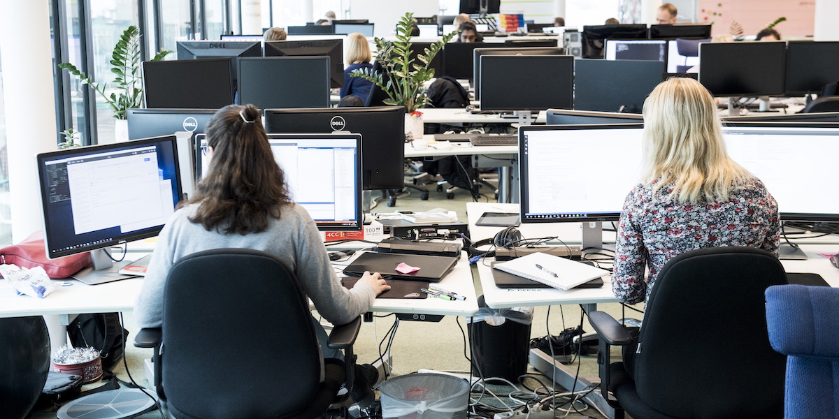 Personer jobbar på ett kontor. Äldre diskrimineras på arbetsmarknaden och en forskningsrapport visar att Sverige är sämst i Norden på att anställa personer över 55