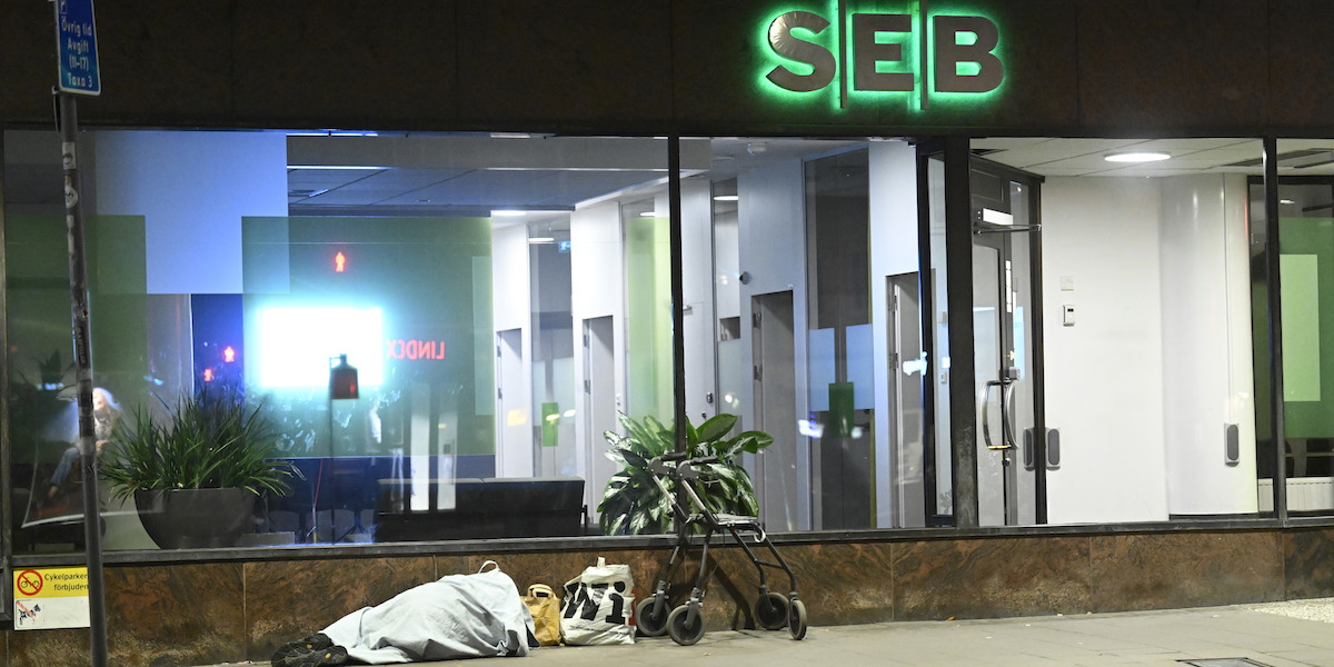 Som hemlös sover du där det finns plats. Här utanför ett bankkontor på på Sankt Eriksgatan i centrala Stockholm.