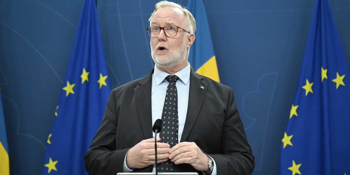 Arbetsmarknadsminister Johan Pehrson (L), enligt honom ska nedskärningen av a-kassan uppmuntra fler arbetslösa till att ta ett nytt jobb