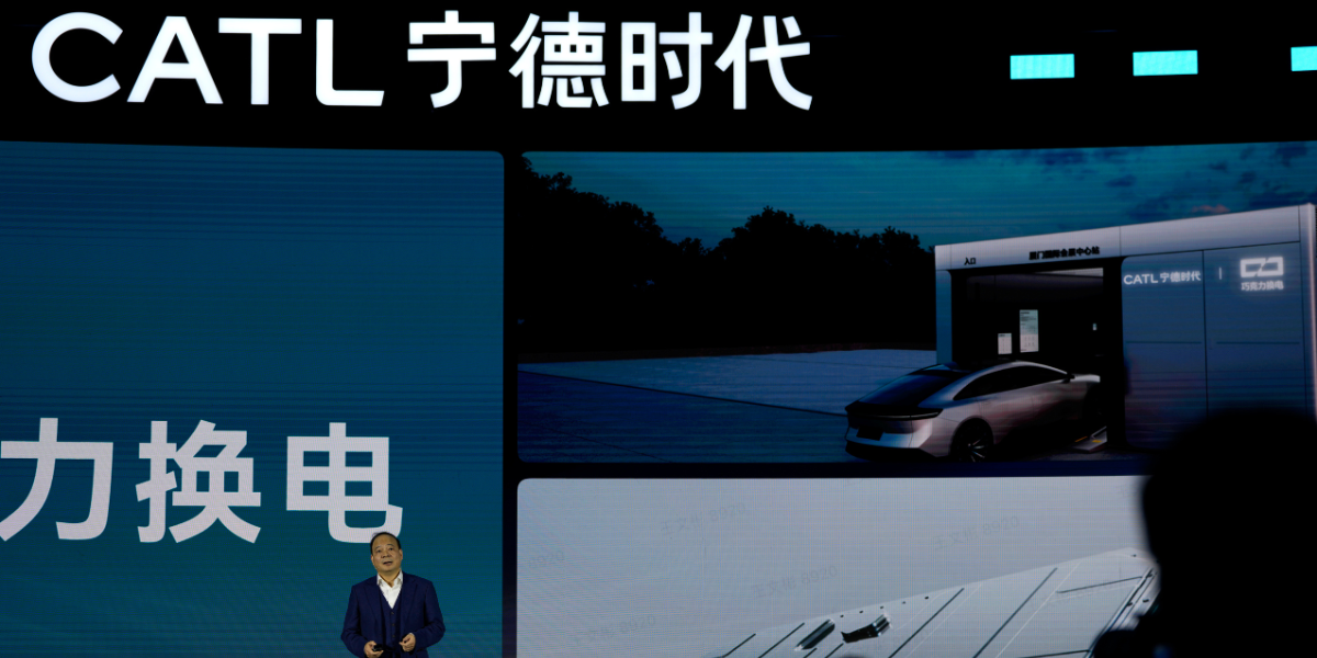 Robin Zeng, vd:n för det Kinabaserade CATL, världens största tillverkare av batterier för elektriska fordon, talar vid ett lanseringsevenemang för nästa generations batteribytesstationer. (Foto: Ng Han Guan/AP/TT)