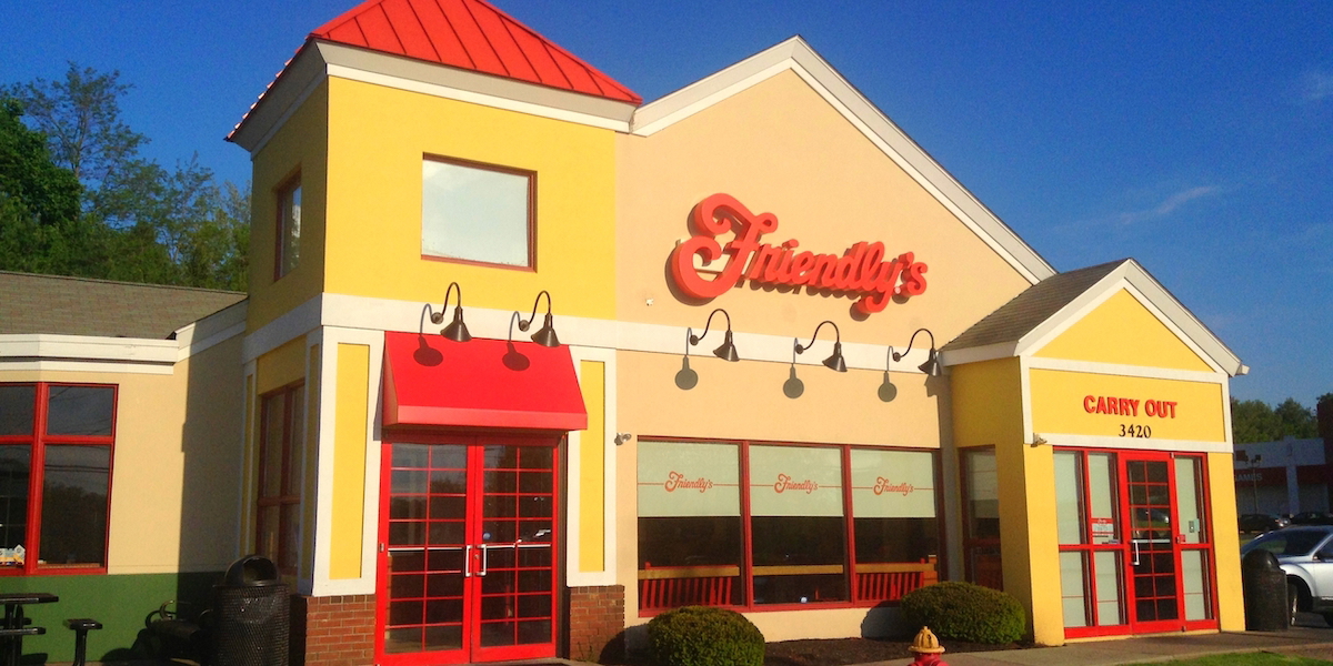 En av restaurangkedjan Friendly's restauranger. Hela kedjan ägs nu av Amol Kohli, som började sin karriär som servitör och diskare. Bilden har beskurits på höjden.