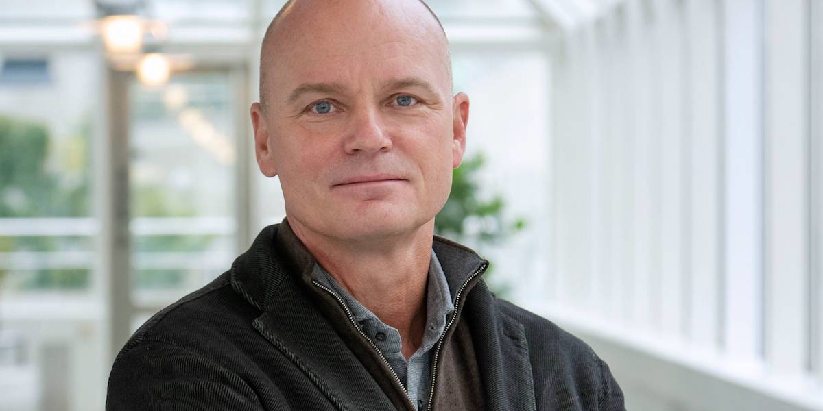 Håkan Svärdman. Den allmänna pensionen fortsätter att sjunka och pensionsexperten Håkan Svärdman tycker att det är dags för våra politiker att agera och menar att det inte räcker att säga att vi måste jobba längre.