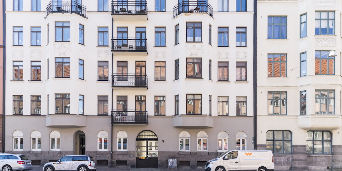 En fastighet. Fastighetsbyråns senaste Mäklarpanel visar på en fortsatt svag återhämtning på bostadsmarknaden