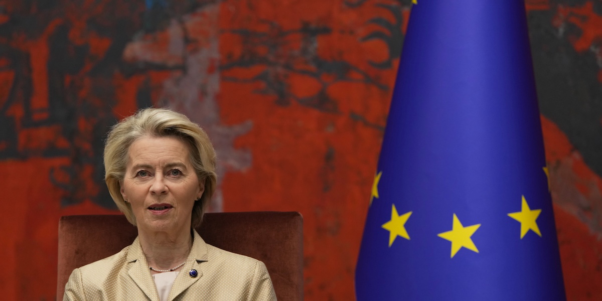 Ursula von der Leyen leder EU-kommissionen, som nu vill utvidga användningen av frysta ryska tillgångar. Planen omfattar även privata konton, enligt Politico.