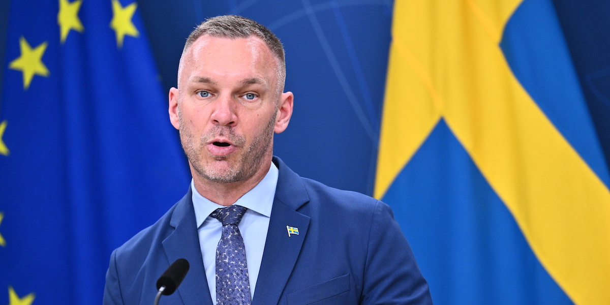 Civilminister Erik Slottner (KD), han förklarar att det finns yrkesgrupper som inte har en statlig anställning men enligt förordning ändå har rätt till statlig livränta.
