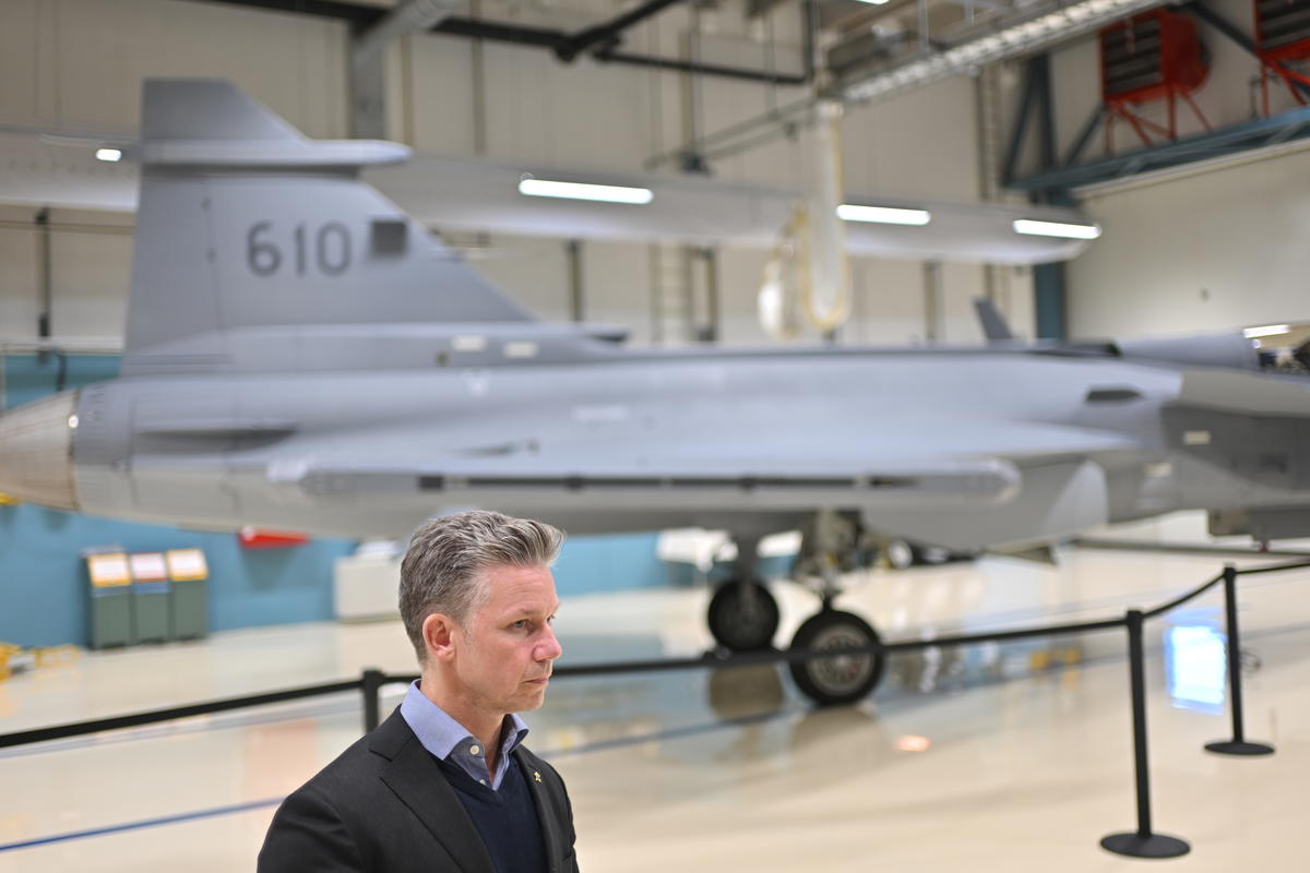 Ett kvitto på svensk försvarsindustris konkurrenskraft, säger försvarsminister Pål Jonson (M) om den colombianska ordern. Bilden från i oktober.