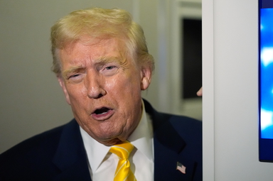 USA:s Donald Trump ombord Air Force One under fredagen.