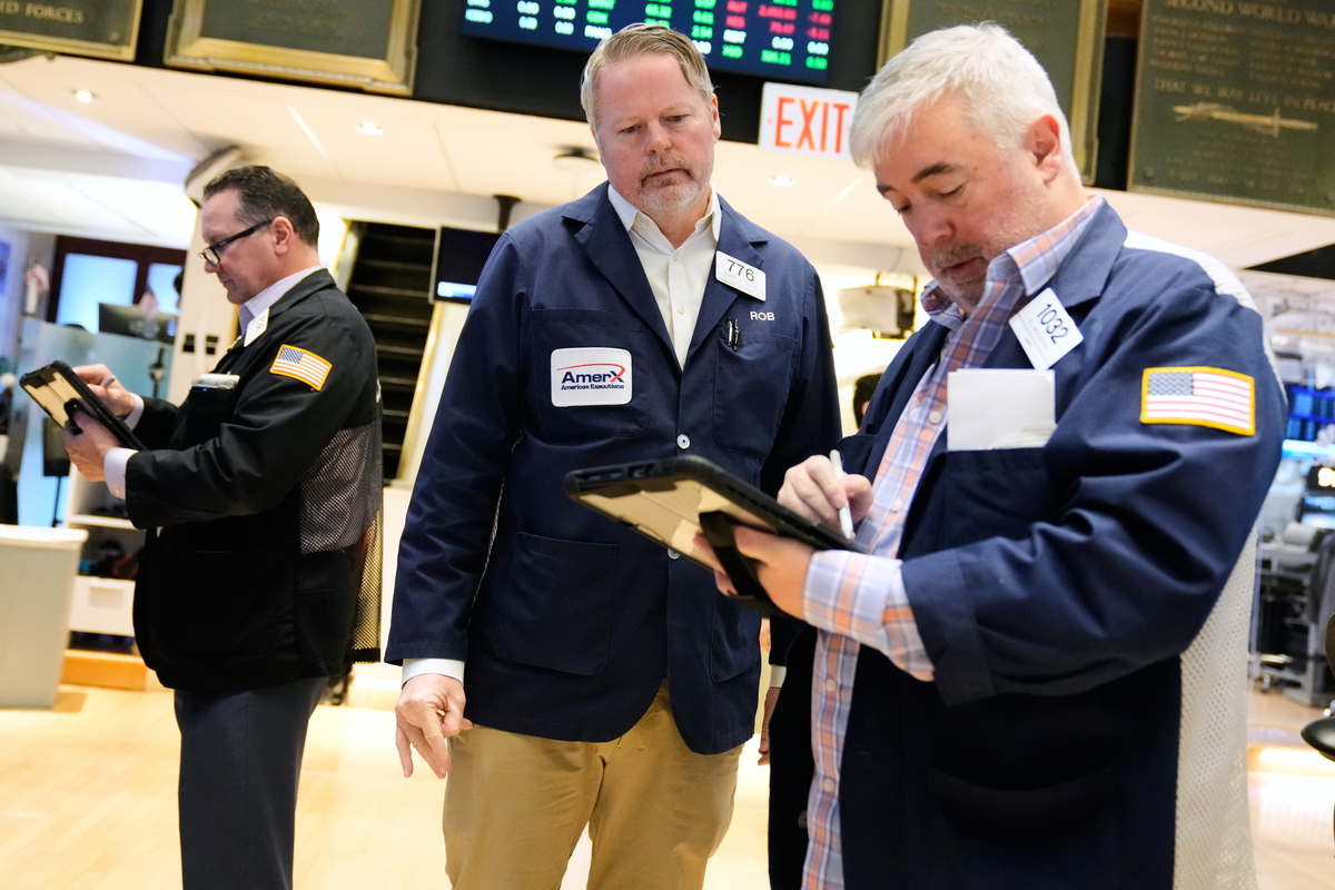 Upp eller ner, och i så fall hur mycket? Handlarna på Wall Street har en del att fundera över. Arkivbild.