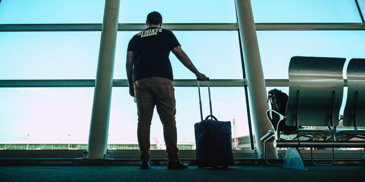 En man på en flygplats. En ny undersökning visar att väldigt många svenskar gärna reser själva.