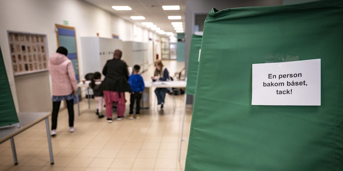 Röstning i en vallokal. Forskare har hittat ett tydligt samband mellan att inte rösta i nationella och lokala val och den framtida risken att dö