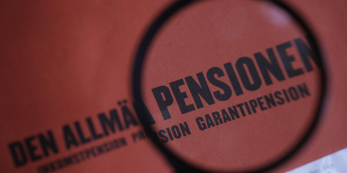 Ett kuvert med besked om den framtida pensionen. I slutet av augusti 2025 meddelade Socialdepartementet att Pensionsgruppen ställt sig bakom att införa en gas i pensionssystemet, här förklarar en sparekonom hur den fungerar.